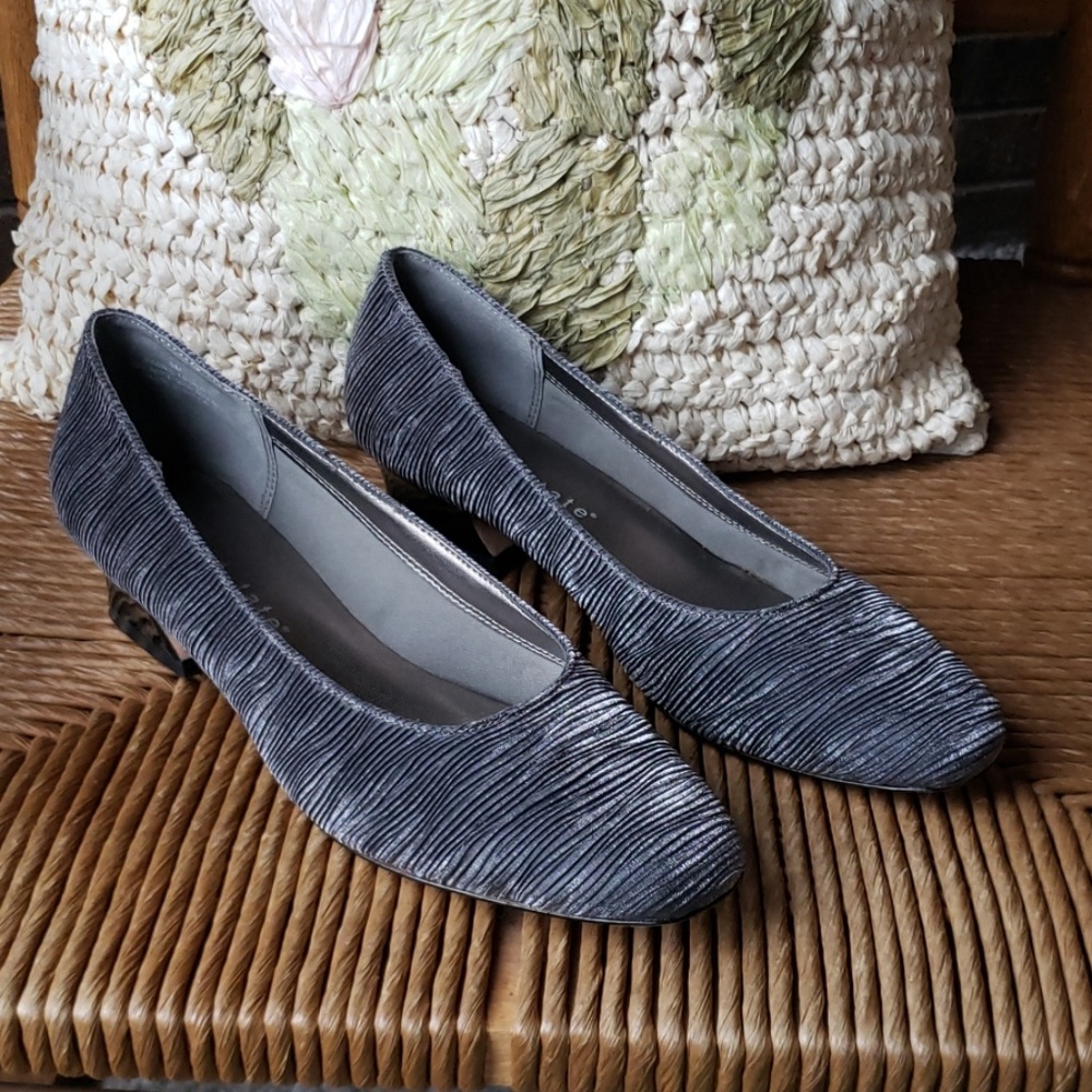 David Tate gray mettalic, pumps, size 8